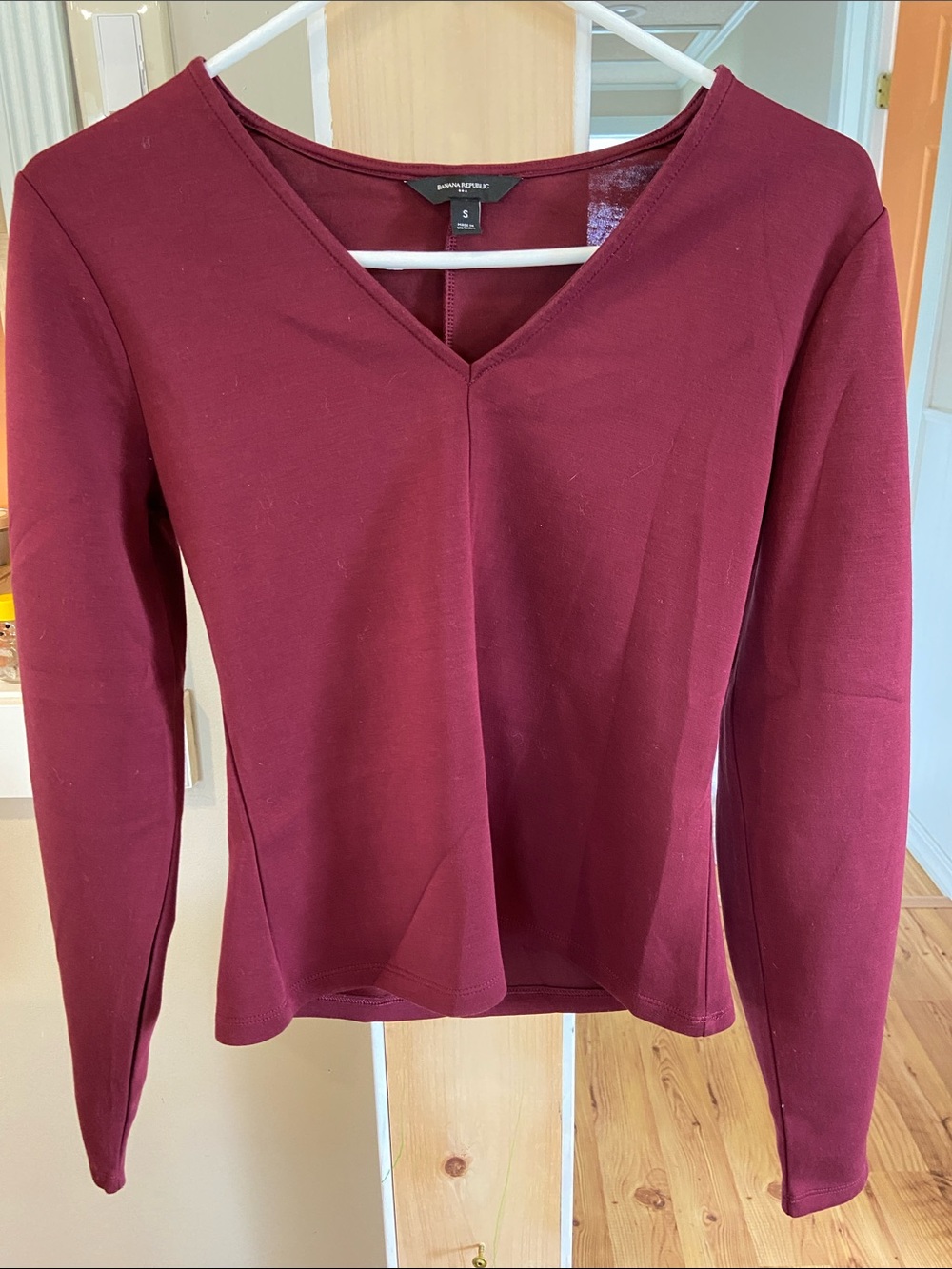 Banana Republic Women's Long Sleeve V-Neck Top - Maroon
